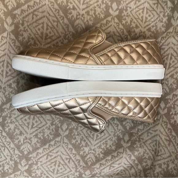 STEVE MADDEN Sz 7 Eccentrq Quilted Slip On Comfort Soles Metallic Sneakers Shoes - Picture 8 of 8